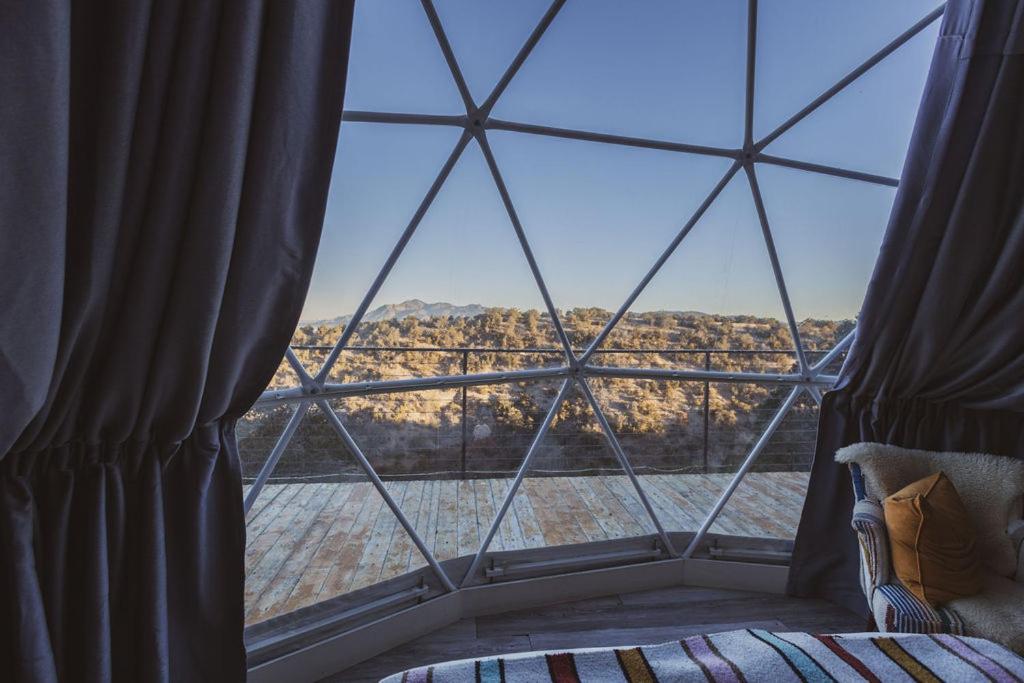 فيلا Zia Geo Dome At El Mistico Ranch, Glamping Nogal المظهر الخارجي الصورة