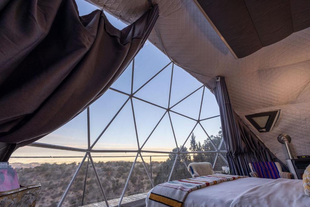 فيلا Zia Geo Dome At El Mistico Ranch, Glamping Nogal المظهر الخارجي الصورة